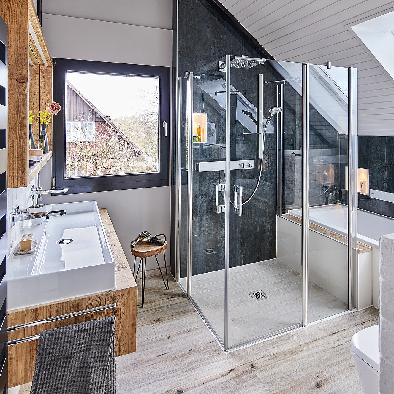 Paroi de douche à profilé Kermi avec accès d’angle PEGA en 2 parties (portes pivotantes avec éléments fixes) et paroi latérale raccourcie sur baignoire