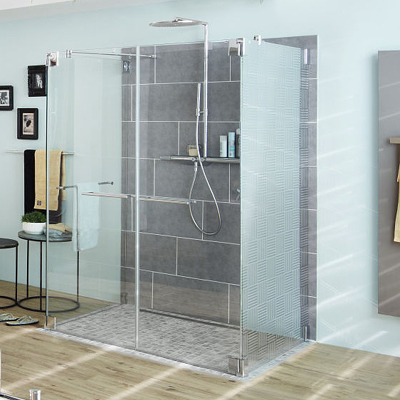 Box doccia con ferramenta Kermi con porta a battente PASA e maniglia PASA trasversale in cromo