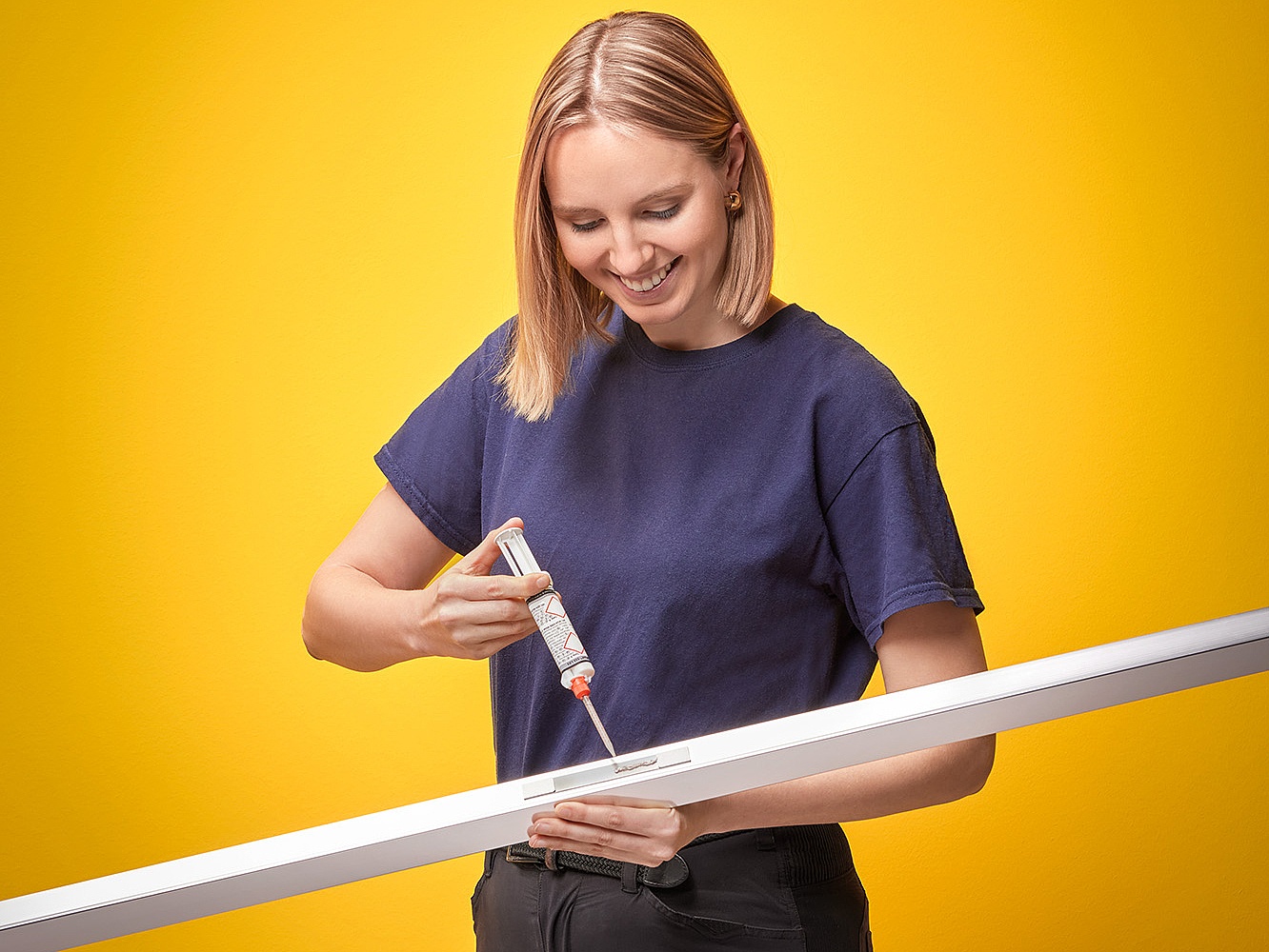 Kermi Befestigungsmöglichkeit KermiGLUE - Aufragen des Klebers auf die Montageplatte