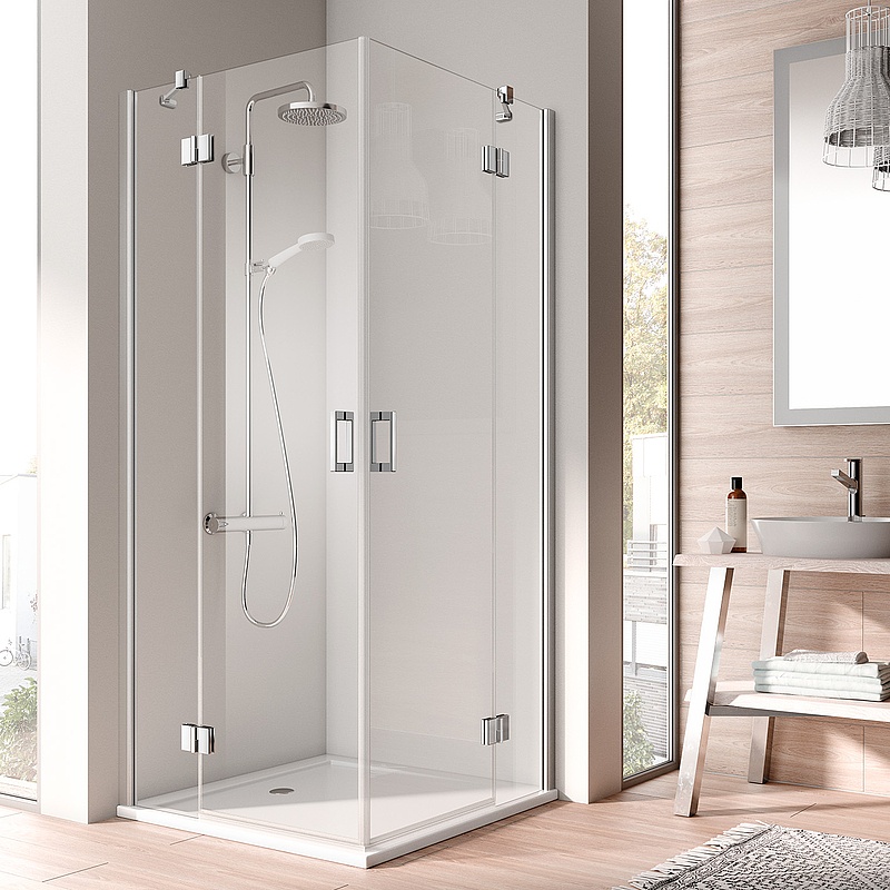 Kabina zawiasowa Kermi OSIA z wejściem narożnym 2-częściowa (drzwi wahadłowe z polami stałymi) – 1 połowa 