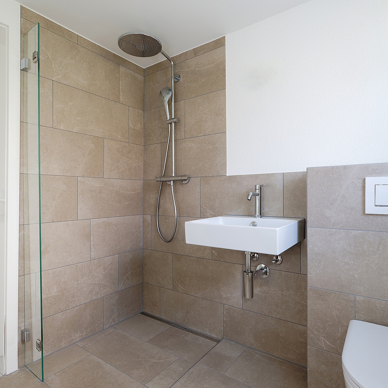  Kermi Duschdesign Referenzobjekt Badumbau im Rheinthal Montage linkes Festfeld MENA