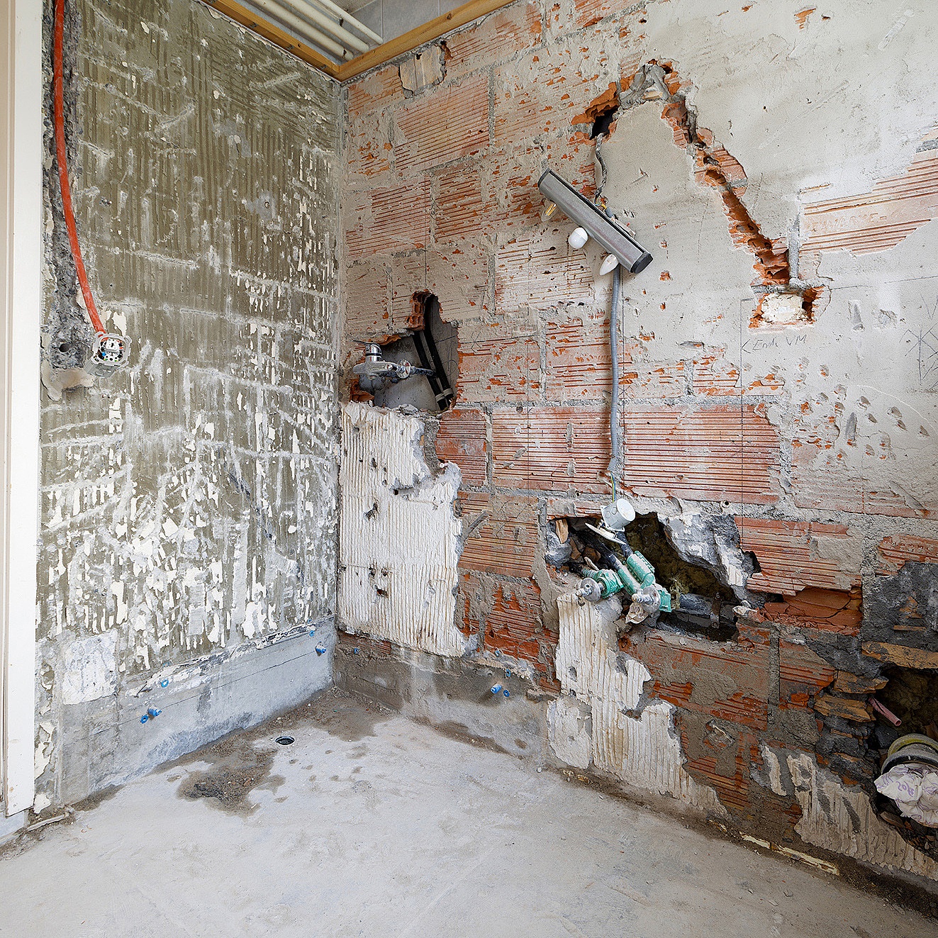 Kermi Duschdesign Referenzobjekt Badumbau im Rheinthal Demontage der alten Duschkabine