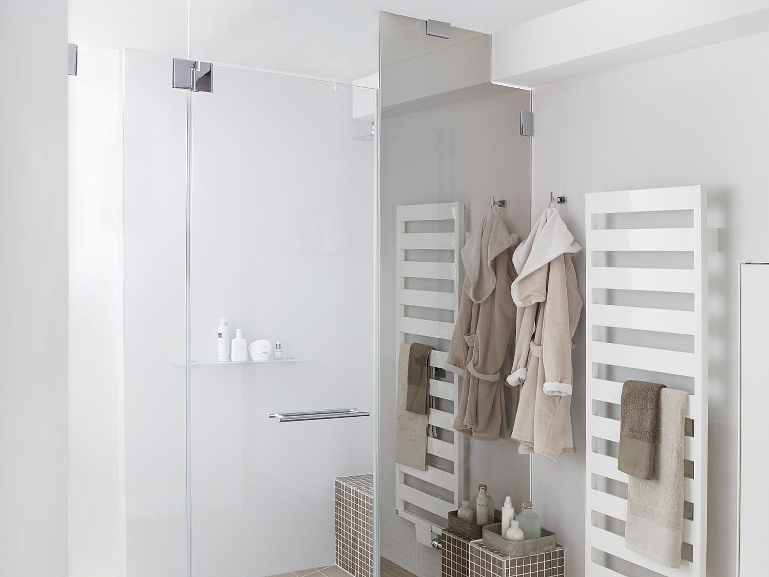 Paroi de douche Kermi PASA avec verre miroir et découpes par EXTRA