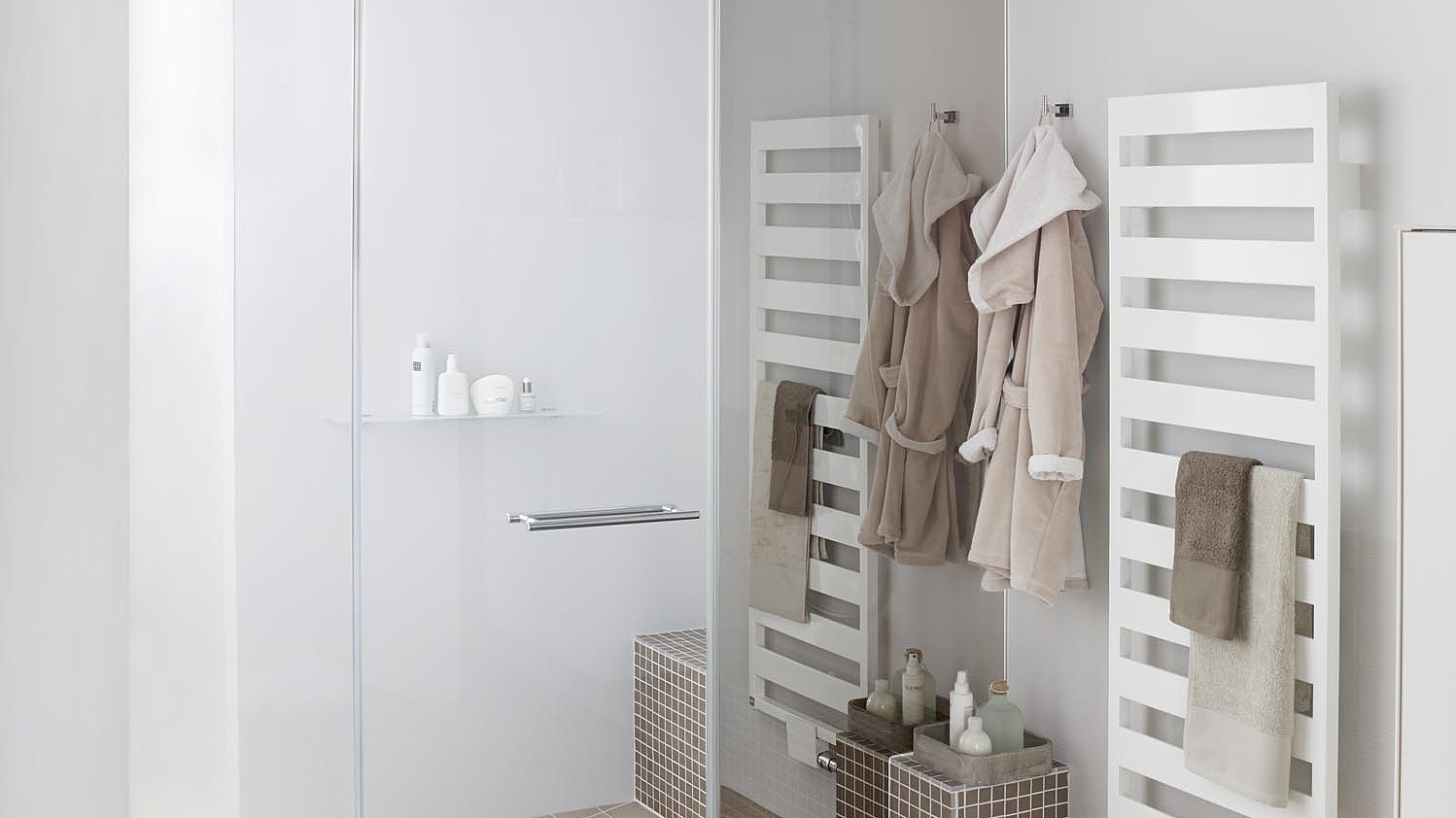 Kermi doucheschermen PASA met spiegelglas en uitsnijdingen via EXTRA