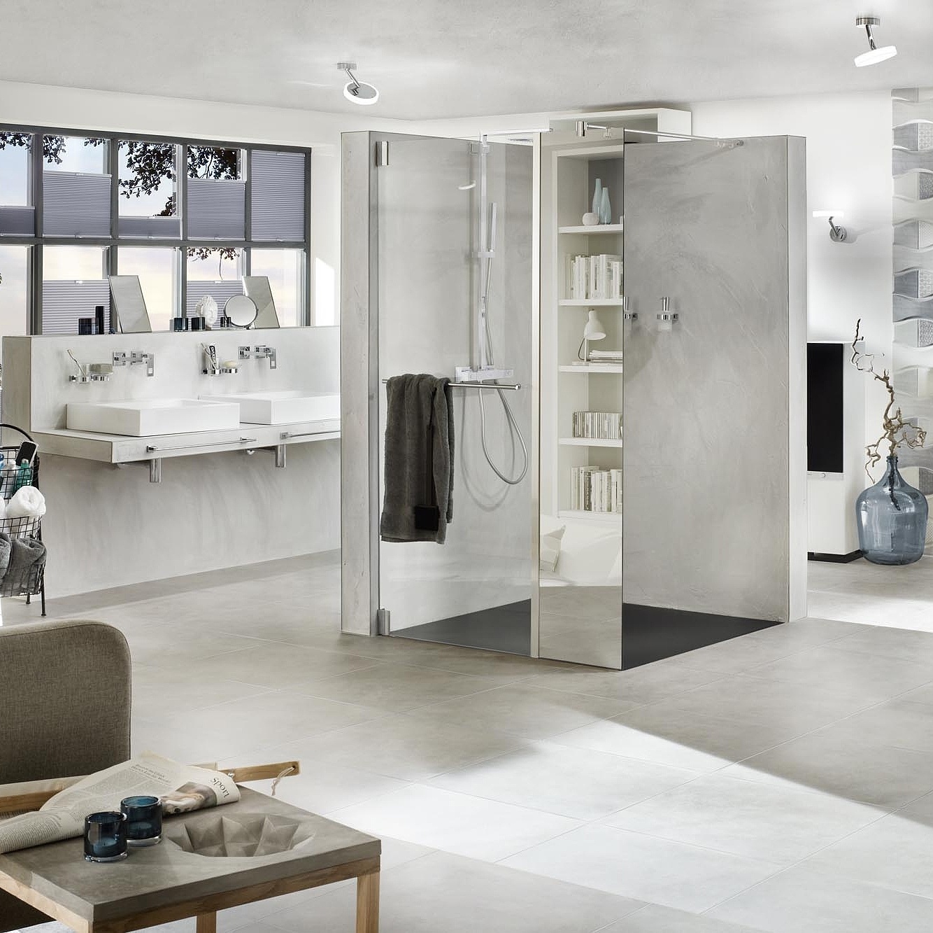 Paroi de douche à charnières Kermi avec PASA WALK-IN Wall et WALK-IN XB avec élément fixe et verre miroir en prolongement via EXTRA