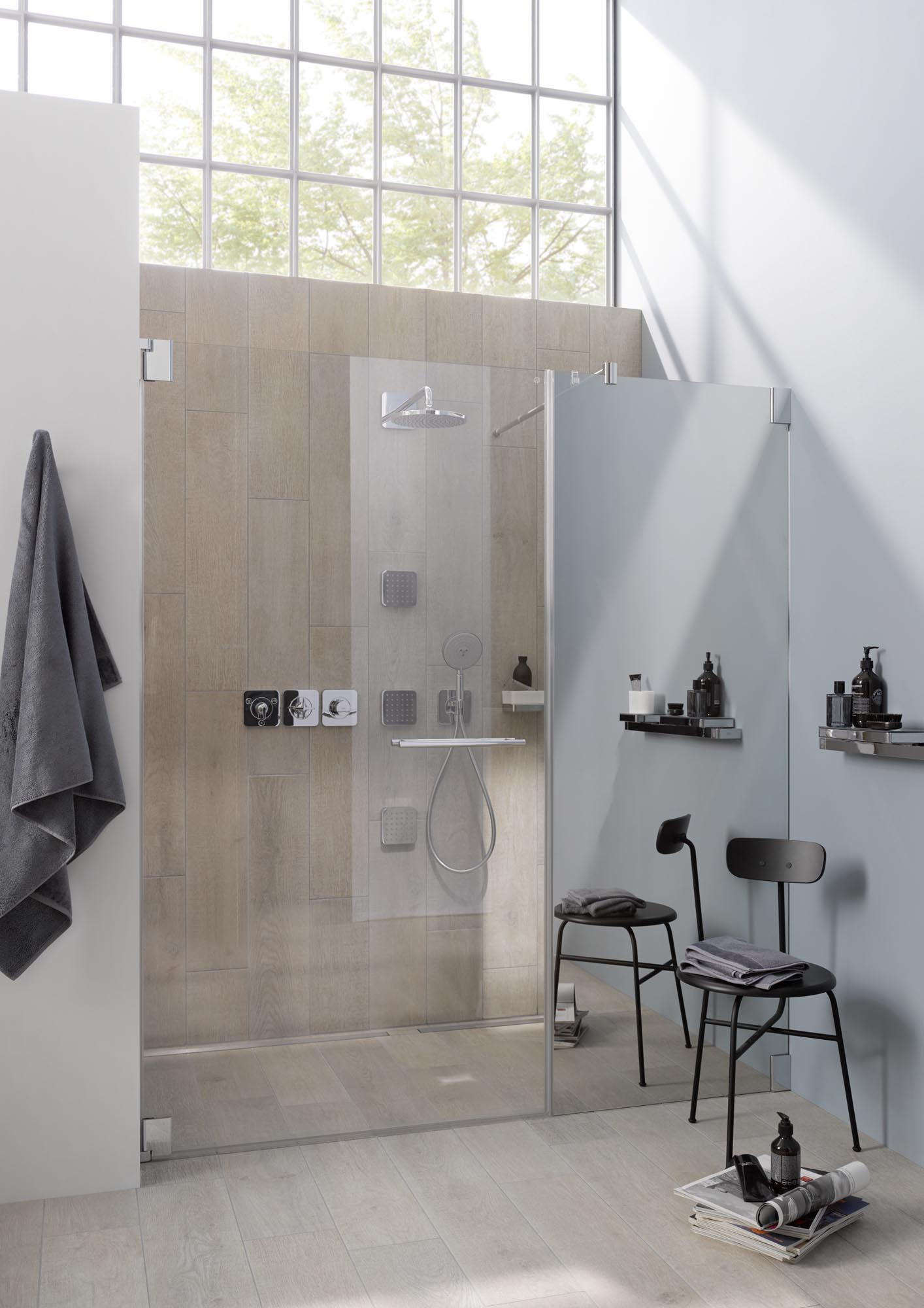 Paroi de douche à charnières Kermi avec porte pivotante PASA à 1 vantail et élément fixe personnalisée via EXTRA